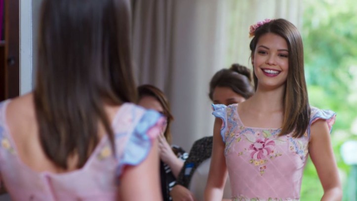 11-3 Cris experimenta figurino para viver Júlia Castelo — Foto TV Globo