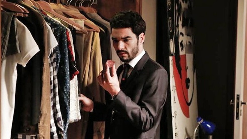 30 - José Pedro (Caio Blat) rouba o diamante rosa de João Lucas (Daniel Rocha) e Cristina (Leandra Leal)