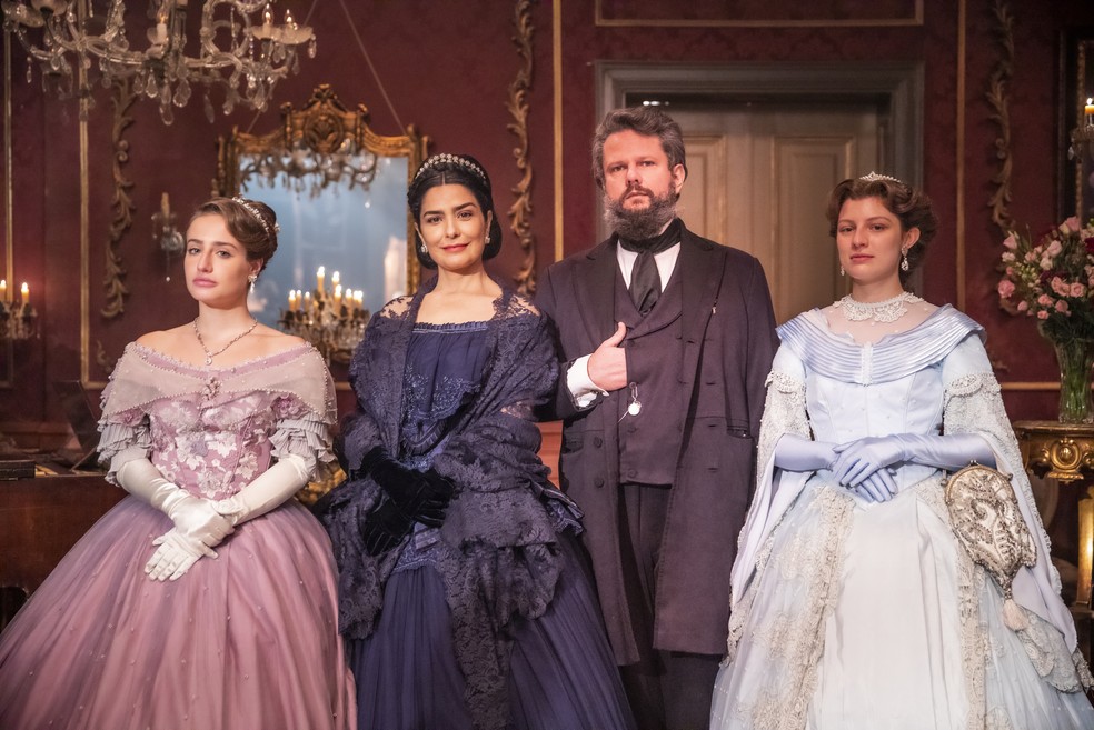 A imperatriz Teresa Cristina (Leticia Sabatella) e Dom Pedro II (Selton Mello) entre as filhas Leopoldina (Bruna Griphao) e Isabel (Giulia Gayoso)