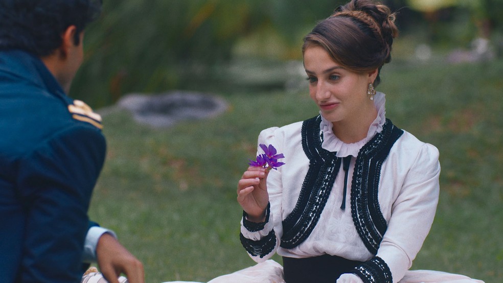 11 - Leopoldina (Bruna Griphao) provoca Bernardinho (Gabriel Fuentes)