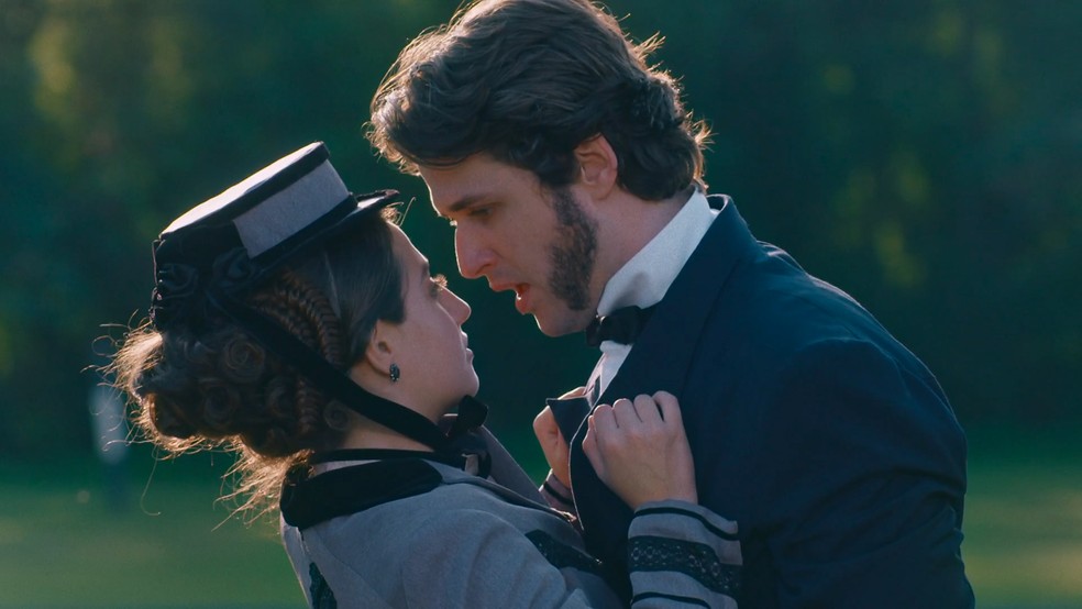 02 - Princesa Leopoldina (Bruna Griphao) e Augusto (Gil Coelho) irão se beijar