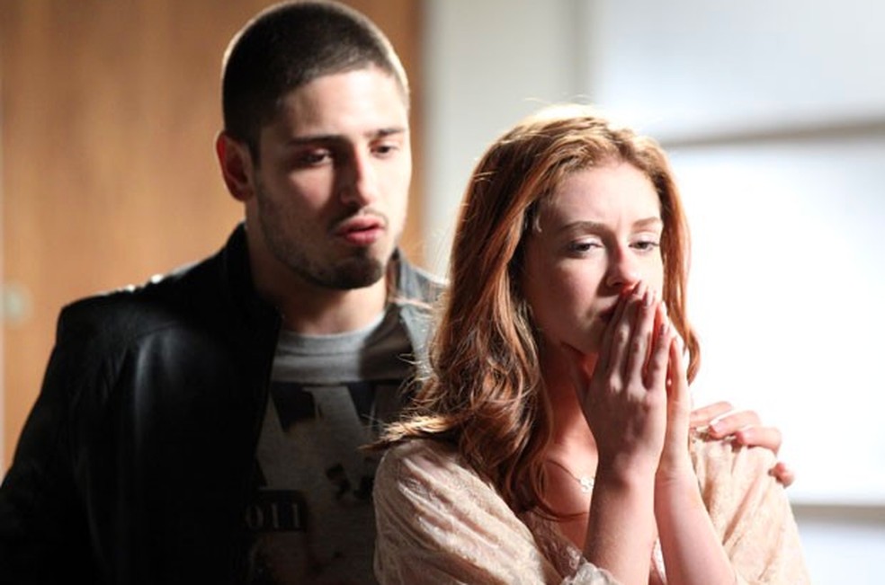 24 - Maria Isis (Marina Ruy Barbosa) chora com João Lucas (Daniel Rocha) ao falar da briga que teve com José Alfredo (Alexandre Nero)