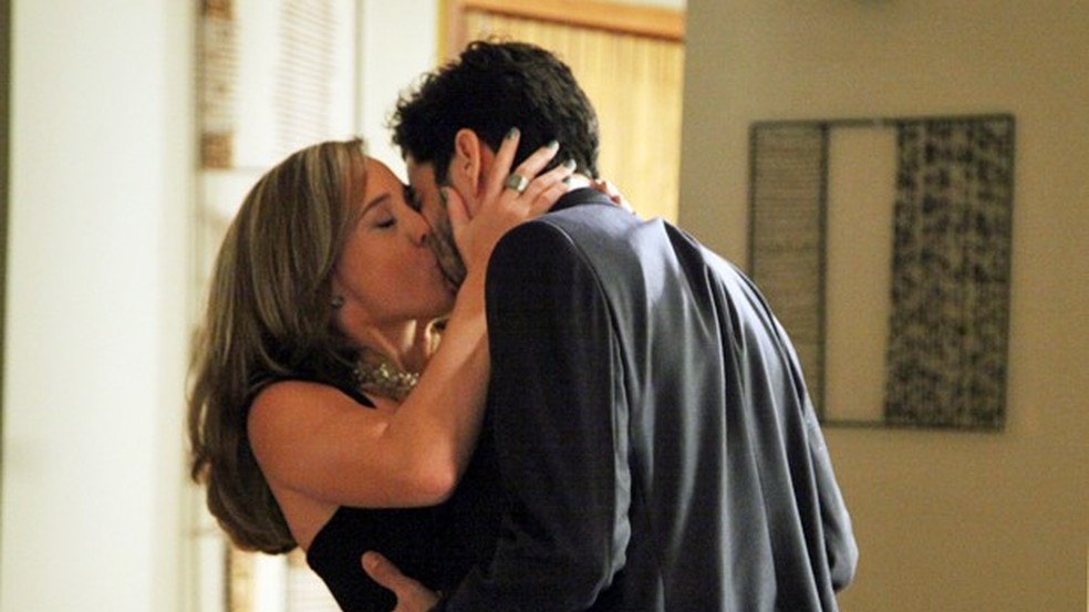 15 - Amanda (Adriana Birolli) e José Pedro (Caio Blat) se beijam (2)