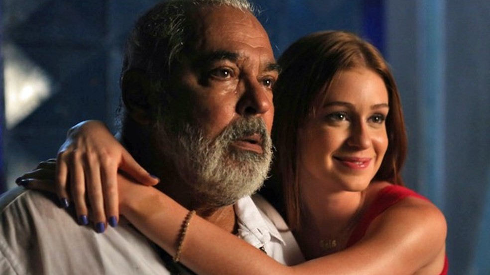 05 - Maria Isis (Marina Ruy Barbosa) diz a Maria Marta (Lilia Cabral) que tem um romance com Antoninho (Roberto Bonfim)