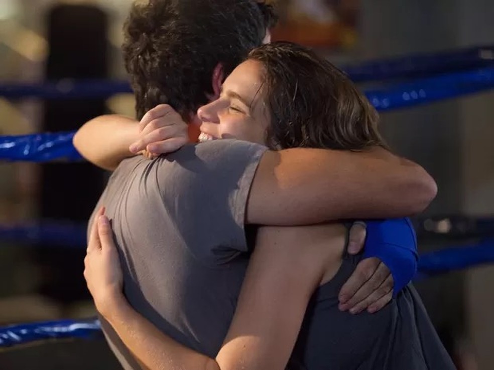 19 - Karina (Isabella Santoni) e Gael (Eriberto Leão) se abraçam