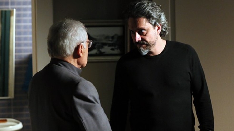 11 - José Alfredo (Alexandre Nero) expulsa Silviano (Othon Bastos) da mansão