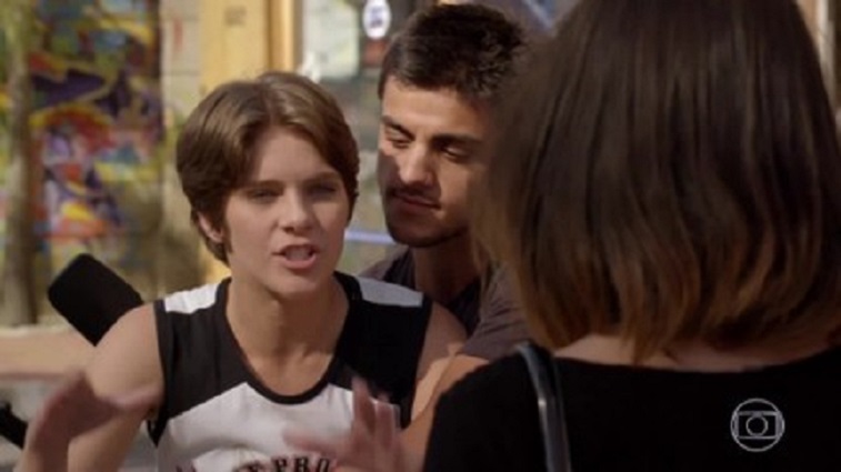 14 - Karina (Isabella Santoni) fica descontrolada com as provocações de Vicki (Manu Gavassi)