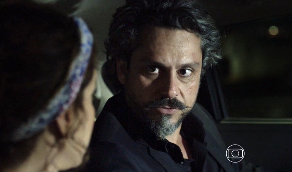 José Alfredo (Alexandre Nero) diz a Cristina (Leandra Leal) que muita coisa vai mudar após o exame de DNA